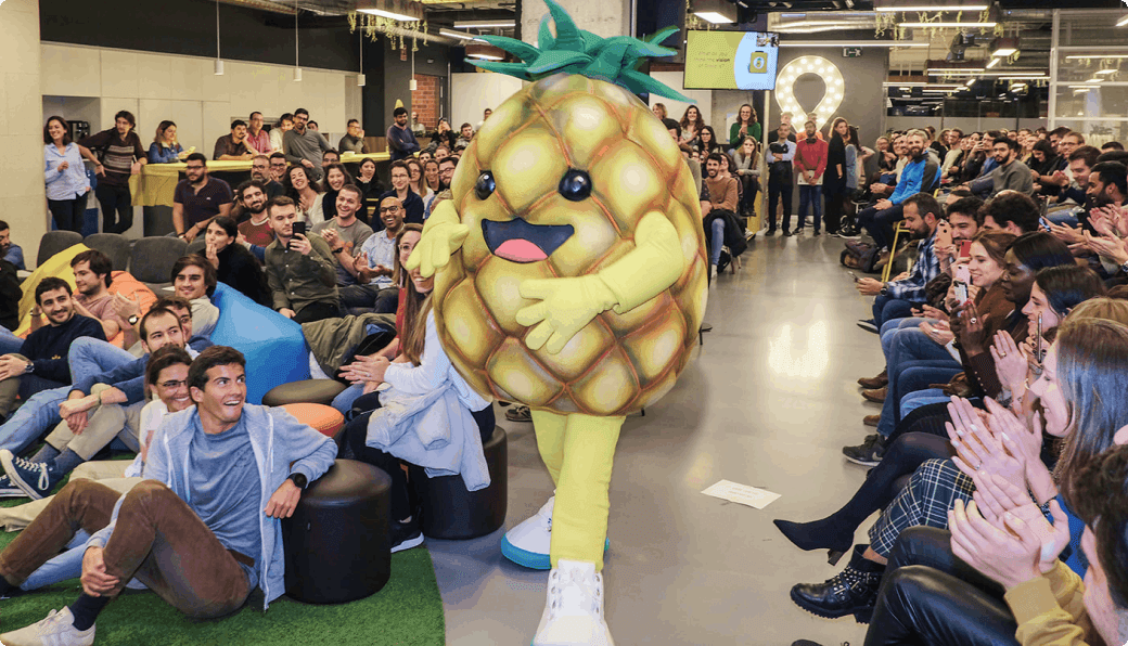 Glovo people cheering to Glovo mascot